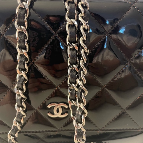 Chanel WOC Classic Logo - Black Patent Leather - Picture 14 of 14